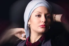 مهناز افشار اینبار با موی بلوند و لباس قرمزش!