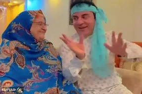 آواز شاد؛ داریوش فرضیایی بلده مادرشو بخندونه آخه با لهجه گیلکی آهنگ هندی بخونی برقصی!