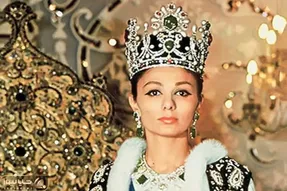 سفر به ایام قدیم سال 1357؛ غواصی فرح دیبا در سواحل کیش با لباس غواصی