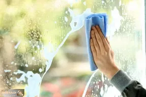 ترفندهای خانه داری؛ فوت و فن تمیز کردن شیشه و آینه + روش ساخت مایع شیشه پاک کن خانگی