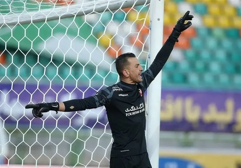 (عکس) اتفاقی عجیب در بازی پرسپولیس و ذوب آهن؛ توپ جمع کن را داور اخراج کرد!