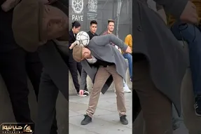 خندوانه درهم؛ پیرمرد با واکر راه میرفتا تا توپ رو دید شروع کرد روپایی زدن