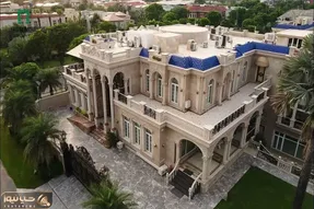 معماری خلاقانه؛ وسط بیابون یه عمارت 8 کاناله فوق لوکس ساختن که درش چرخشی باز میشه