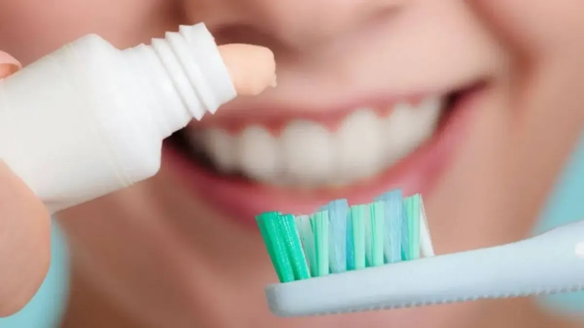 قبل از صبحانه مسواک بزنیم یا بعد از صبحانه؟