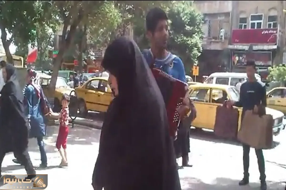 آواز شاد؛ این خواننده خیابونی آهنگ مرتضی پاشایی رو بهتر از خودش خوند و برگ همه ریخت