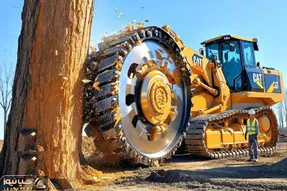ابزارآلات غول پیکر؛ بیل مکانیکی غول برا افزایش سرعت قطع درخت اره دیسکی نصب کرد