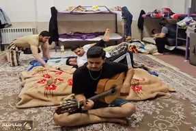 آواز احساسی؛ اجرای خوش صدای پسر دانشجو تو خوابگاه که دوستاش دارن جدال دلخراش میکنن