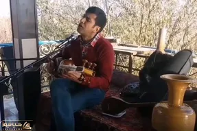 آواز احساسی؛ محمد رضا محرابی تک و تنها چه با حس سنگین آهنگ کودکی رو میخونه