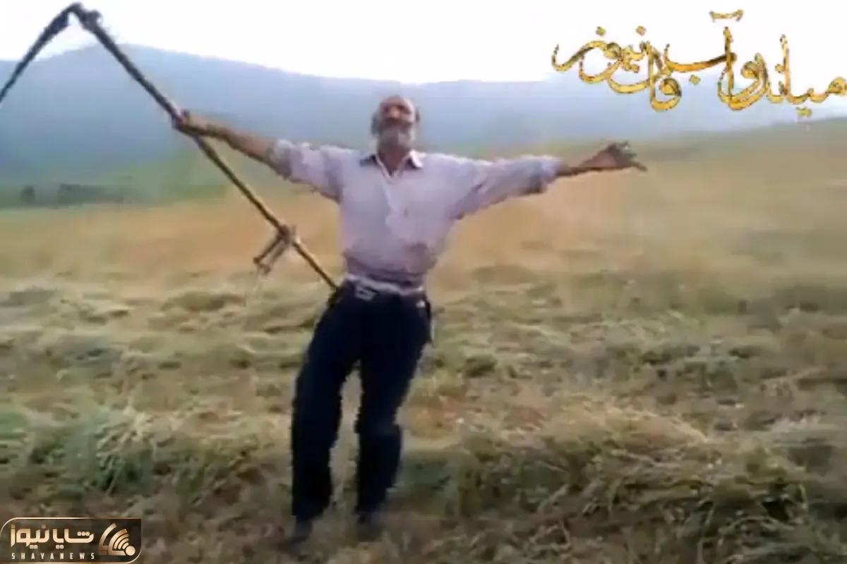 آواز شاد؛ کشاورز سرخوش با آهنگ آذری داس گرفته دستش ویبره میره فیلمبردار از خنده پاچید