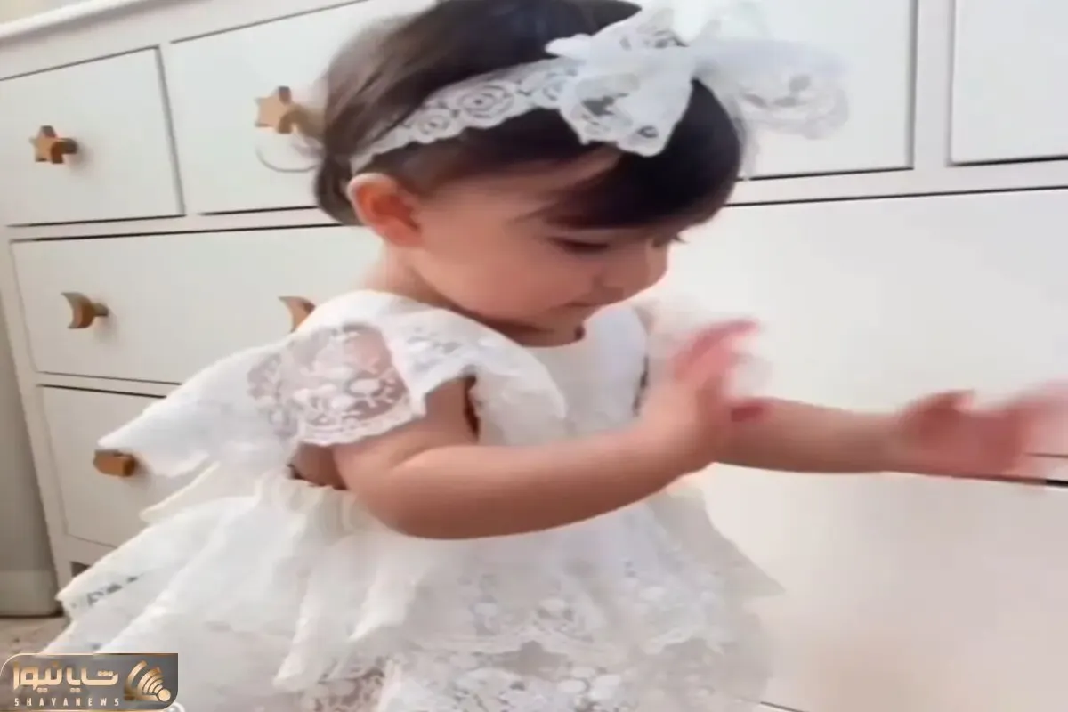 آواز شاد؛ به دختر بچه ی شیرین لباس تازه هاشو پوشوندن از شوق شروع کرد رقصیدن عسل ریزه