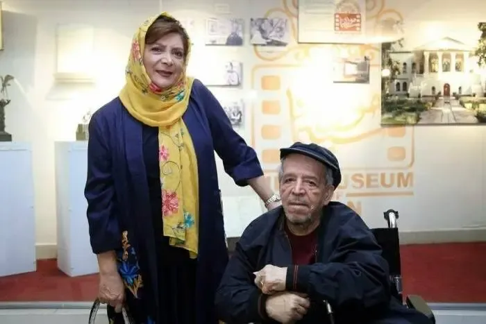بوسیدن دست مهوش وقاری توسط مرحوم قاضی مرادی