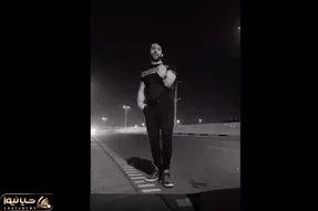 آواز خیابانی؛ ببینید این جوون کف اتوبان چه بینظیر آهنگ در این دریا شجریان رو میخونه
