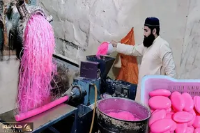 ابلهانه های جذاب؛ مرد درشت با محاسن سیاه و بلند چه خوشگل صابون صورتی تولید میکنه