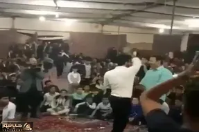 آواز شاد؛ اعتماد به نفس مرد لایه اوزن رو سوراخید به خیالش خارجی میرقصه ملتو کتک میزنه