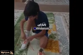 آواز احساسی؛ پسربچه خوش صدا موقع بستن بند کفشاش زد زیر آواز خوانندگی تو خونشه