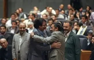(ویدیو) روایت تازه علیرضا افتخاری از روبوسی با احمدی نژاد؛ با یک روبوسی همه چیز از بین رفت!
