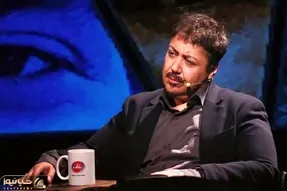 عکسی از مازیار لرستانی با موهایی سفید در جمعی مردانه