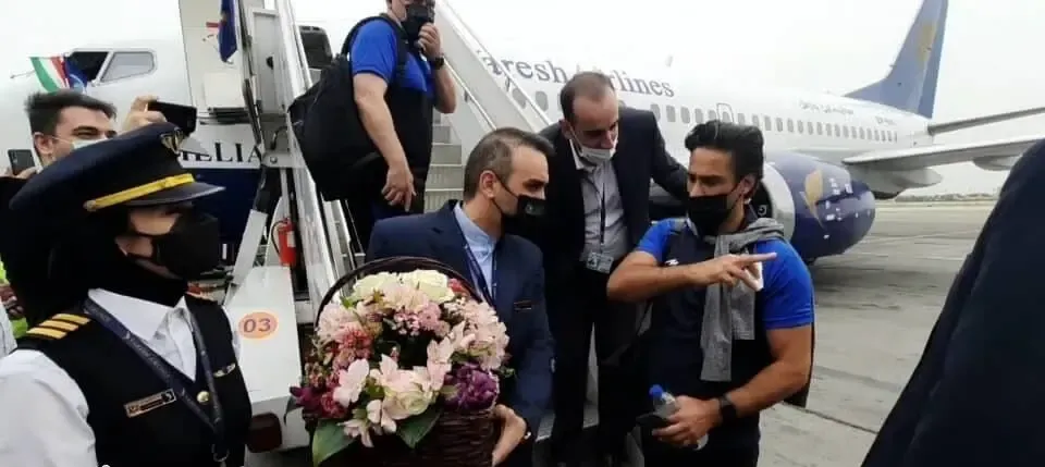 (عکس) این خانم خلبان استقلالی ها را به عربستان برد!