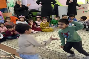 آواز شاد؛ پسربچه ها وزه دوعالم تو مهد کودک یجوری کرمانجی میرقصن مربیا انگشت به دهنن