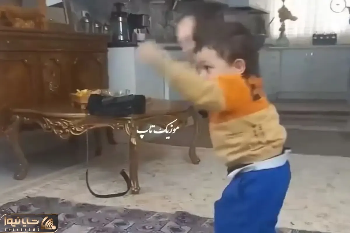 آواز شادیسم؛ بچه دو سالشه تاتی راه میره خوابه تا صدا آهنگ میاد پامیشه خوابالو میرقصه