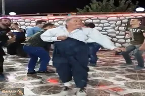 آواز شاد؛ مرد تو عروسی شلوارش گشاده موقع رقصیدن و بپر بپر با دست میگیرتش نیفته میترکی