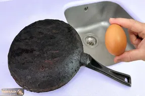 ایده های خلاقانه؛ ماهیتابه جزغاله شده رو دور بندازیم؟ نه با این محلول طلایی تمیزش کن
