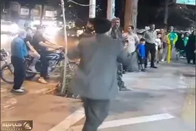 آواز خیابانی؛ نوازنده ها داشتن آهنگشونو میزدن که این پسر رهگذر جو زده شد و پرید جلو