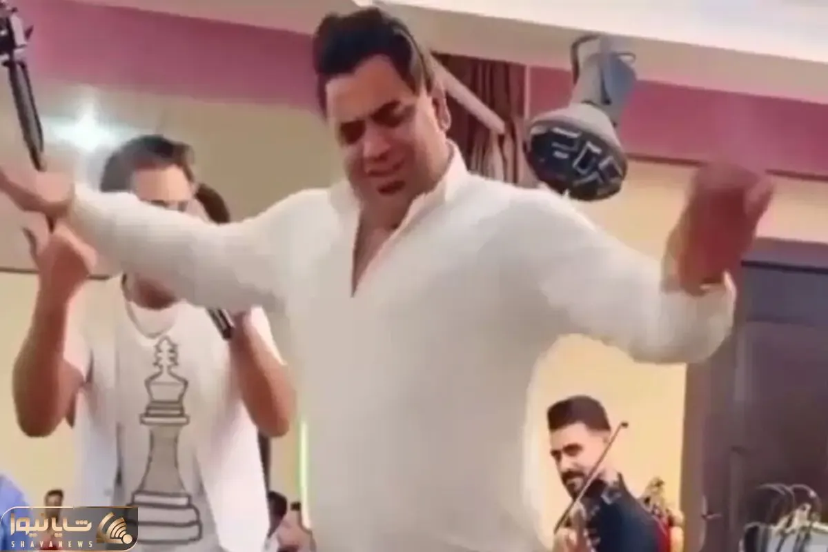آواز شاد؛ این مرد انگار برق 10000 ولت بهش وصل کردن اینطوری حرکت میزنه با آهنگ