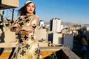 عکس بهنوش طباطبایی با ظاهری متفاوت در بالا پشت بام!