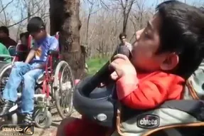آواز خیابانی؛ ببینید این بچه معلول با خوندن سوز دارش چطور خون به جیگر میکنه!