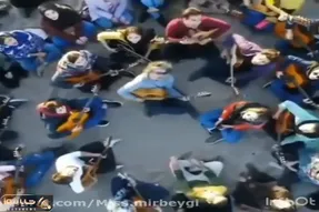 آواز احساسی؛ اکیپ دختر و پسر تو دل کویر انقد رویایی و قشنگ خوندن شن ها به رقص دراومدن