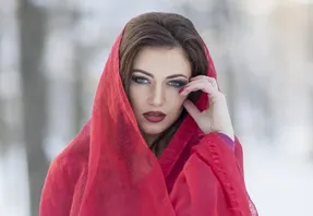 عشوه گری شیطانی دختر یک سرایدار در میهمانی اعیانی!
