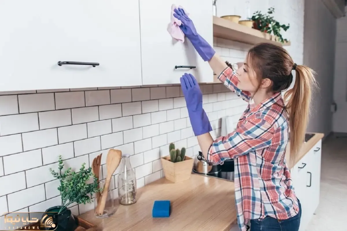 ترفندای خونگی واسه تمیز کردن کابینت؛ با چیز میزای خیلییی راحت کابینت سفیدتو برق بنداز!