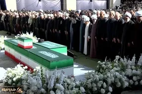(عکس) چه کسانی در صف اول نماز رهبر شهید حاضر بودند؟