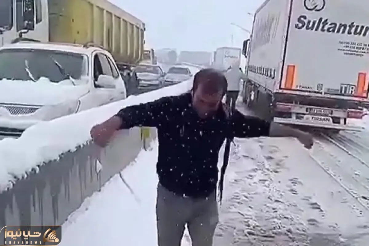 آواز خیابانی؛ راننده کامیون دید ترافیکه اومد پایین با آهنگ قره بالا پایکوبی کرد