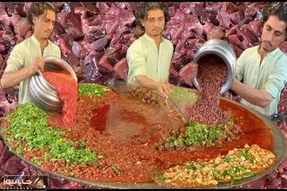 غذاهای خیابانی؛ جگر غول سرخ شده در پیشاور بزرگ ترین گوشت گوسفندی ماسالا تاوه سرخ شده