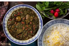 (ویدئو) واکنش جالب یک بلاگر غذای آمریکایی به قورمه سبزی و ته‌دیگ!
