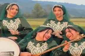 آواز محلی؛ دخترای مازنی واسه دترا میزنن و میخونن با لباس شیک اصیلشون