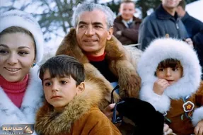 سفر به ایام قدیم ندیم؛ محمدرضا پهلوی در حال بوسه زدن بر دست ملکه هلند جولیانا
