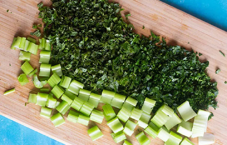 آماده کردن سبزی خورشت کرفس