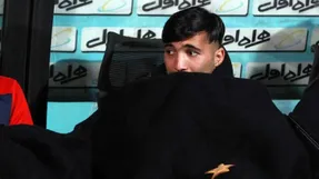 (عکس) تصویری تلخ از محسن مسلمان بر سر مزار پدرش