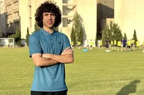 مدافع خارجی به استقلال پیوست