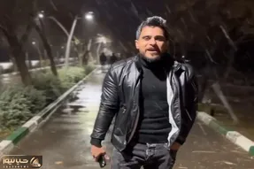 آواز خیابانی؛ پسره داره تو کولاک برف راه میره شروع میکنه آهنگ خوندن صدای یخ زدش خداس