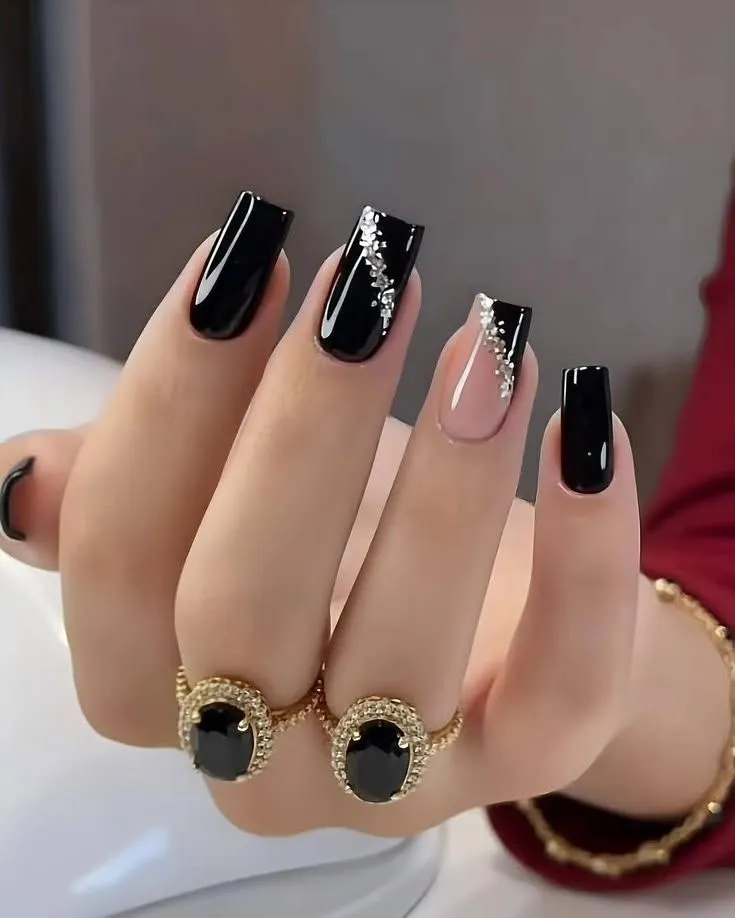 طراحی لاک ناخن مشکی طراحی لاک ناخن مشکی