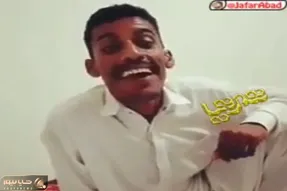 آواز شاد؛ پسره اول پز دندونای سفید یخچالیشو میده بعد یهو خوند رنگت میپره از قدرت صداش
