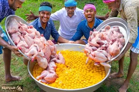 غذای خیابانی؛ املت مرغ و تخم مرغ غول این آشپز هندی رو مرغو چرا اینجوری شست چندش