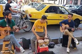 آواز خیابانی؛ ببینید این جوون چه زیبا از محسن یگانه میخونه و با سازش هنرنمایی میکنه