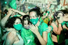 (تصاویر) شادی موافقان سقط جنین در آرژانتین