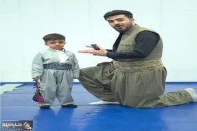 آواز اصیل؛ پسربچه آوردن رقص یاد بگیره یجور میرقصه پرچم هرچی کورده برد بالا هی بریکلا