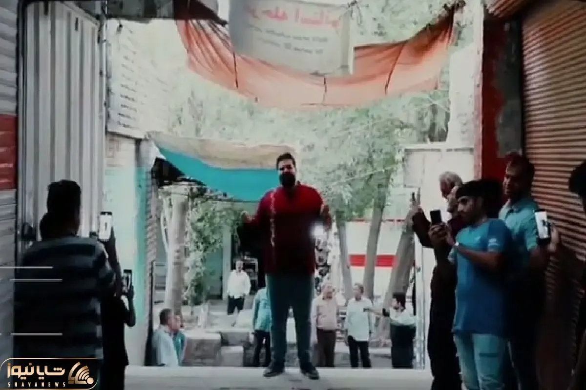 آواز دلی؛ وحید موسوی وسط بازار آهنگ لری بیا رو میخونه مردا دورش کردن براش لاتی میرقصن